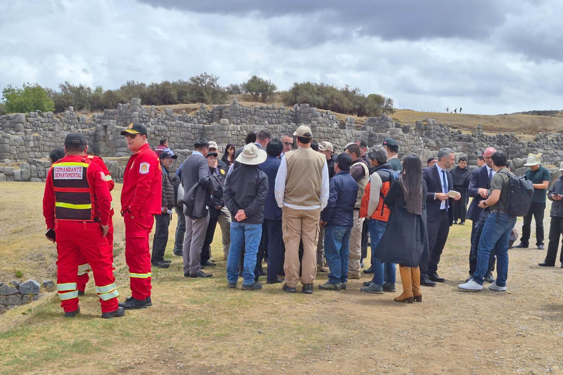 Representantes del Vaticano recorren la explanada de Sacsayhuamán y tienen previsto inspeccionar la Plaza Mayor del Cusco para evaluar los espacios donde se congregarán los fieles durante la visita del papa León XIV. Foto: ANDINA/Difusión.