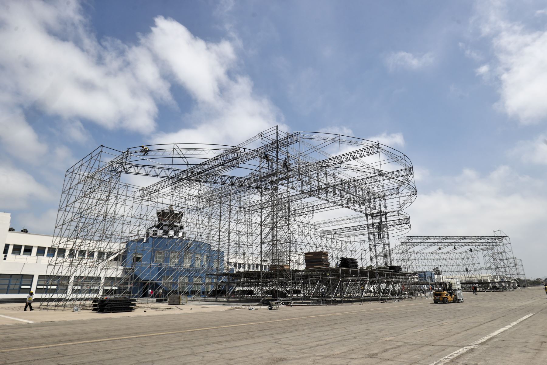 Vista panorámica de las estructuras instaladas en la Base Aérea Las Palmas para la misa del papa León XIV. El recinto contará con 14 accesos para facilitar el ingreso de los asistentes a la ceremonia religiosa. Foto: ANDINA/Juan Carlos Guzmán.