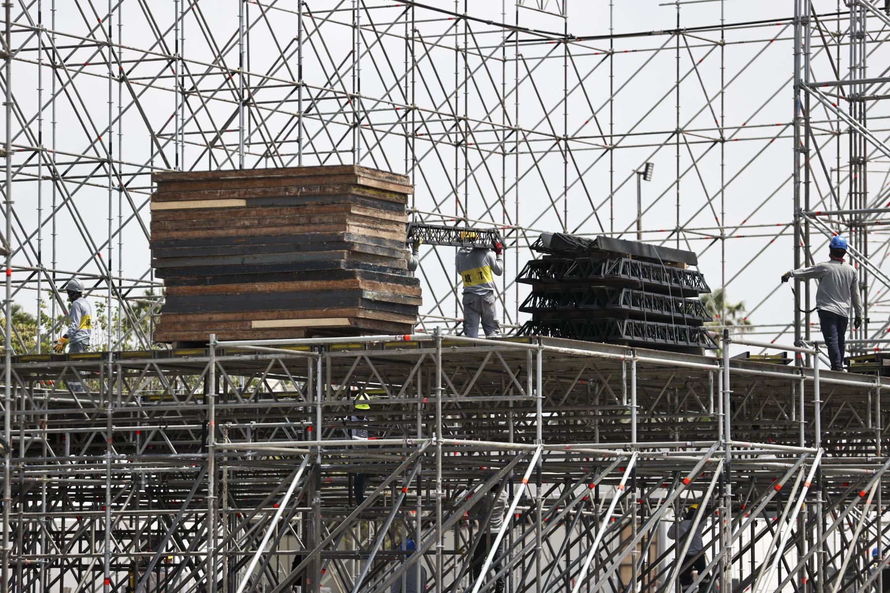 Los trabajos de acondicionamiento incluyen el montaje de plataformas y estructuras metálicas en el escenario destinado a la misa del papa León XIV. La ceremonia se realizará el 16 de noviembre en la Base Aérea Las Palmas. Foto: ANDINA/Juan Carlos Guzmán.