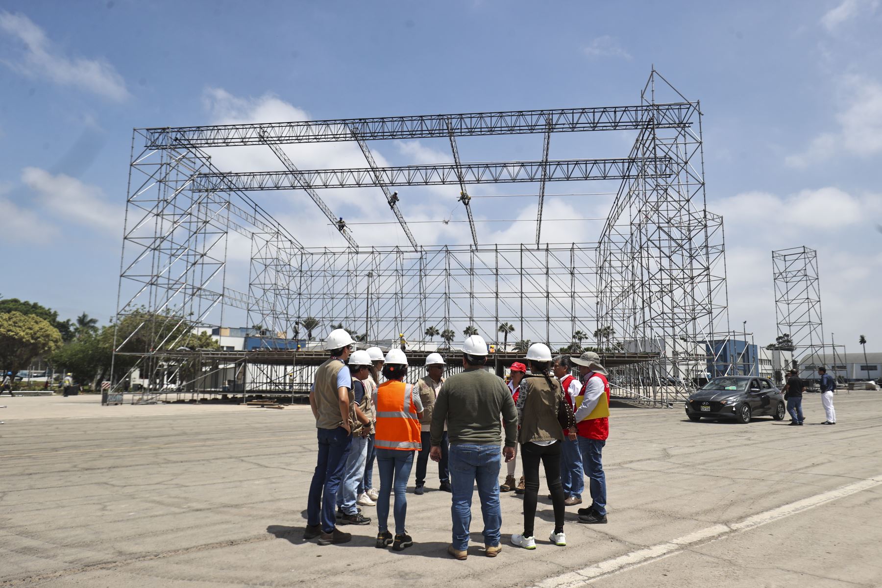 Personal vinculado a los preparativos permanece en las instalaciones de la Base Aérea Las Palmas, donde avanzan los trabajos para la misa del papa León XIV. El recinto contará con puntos de atención médica e hidratación para los asistentes. Foto: ANDINA/Juan Carlos Guzmán.