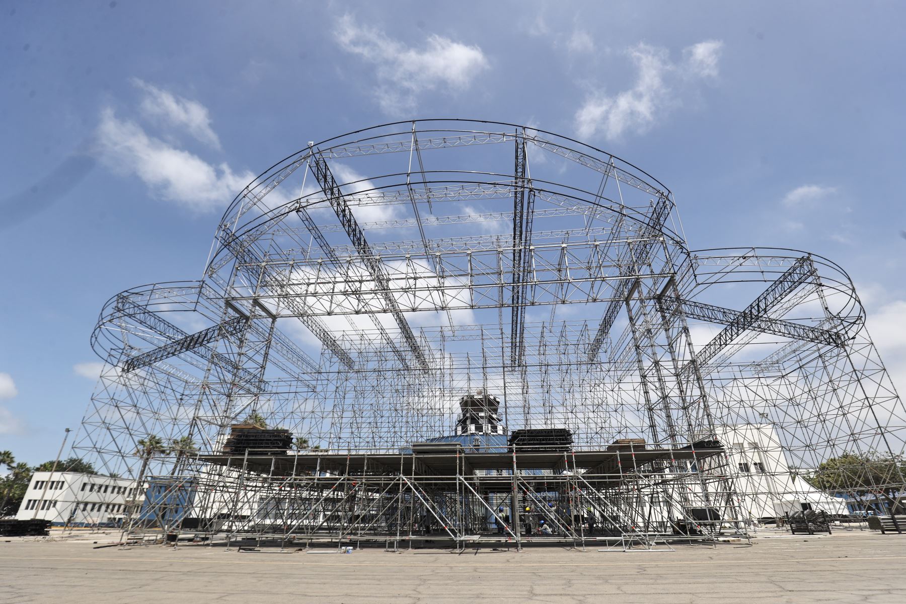 La estructura metálica del escenario principal avanza en la Base Aérea Las Palmas, donde se desarrollan los trabajos de acondicionamiento para la ceremonia religiosa que presidirá el papa León XIV. Foto: ANDINA/Juan Carlos Guzmán.