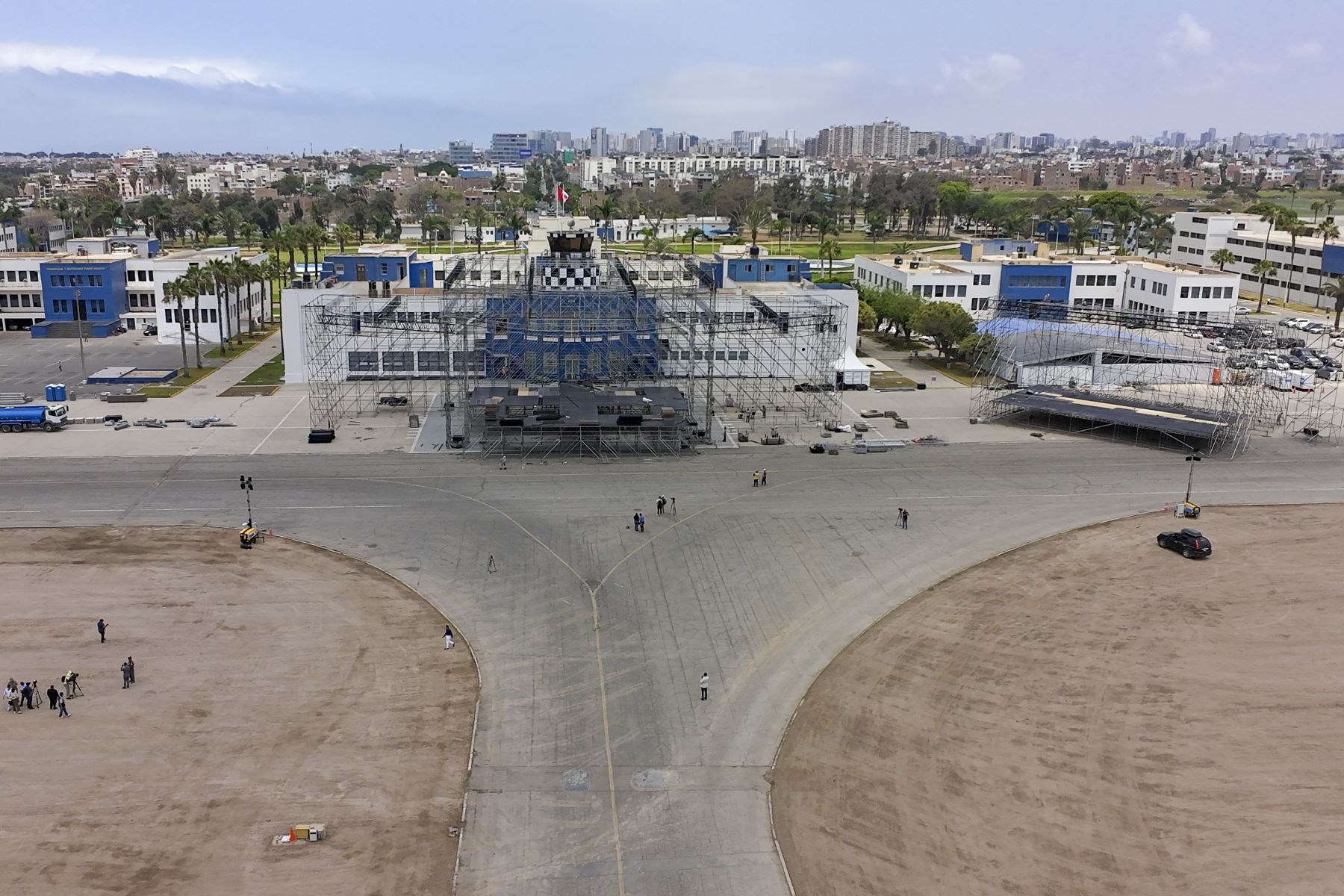 Una vista aérea permite apreciar la distribución del escenario y las áreas destinadas a los asistentes a la misa del papa León XIV. La Base Aérea Las Palmas se prepara para una de las principales actividades de la visita del pontífice al Perú. Foto: ANDINA/FAP/María Teresa Calderón.