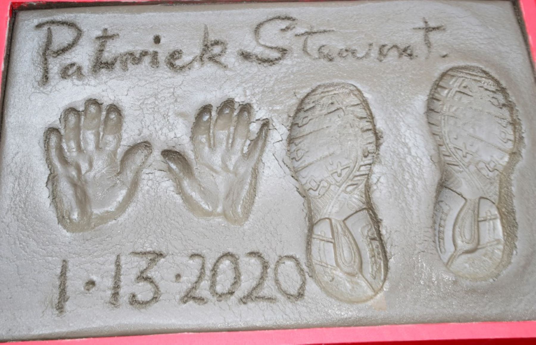 Patrick Stewart dejó las huellas de sus manos y pies frente al histórico Teatro Chino TCL de Hollywood el 13 de enero de 2020. El homenaje reconoció su extensa trayectoria en el cine, el teatro y la televisión, especialmente por sus interpretaciones en "Viaje a las estrellas" y "X-Men". Foto: ANDINA/AFP.
