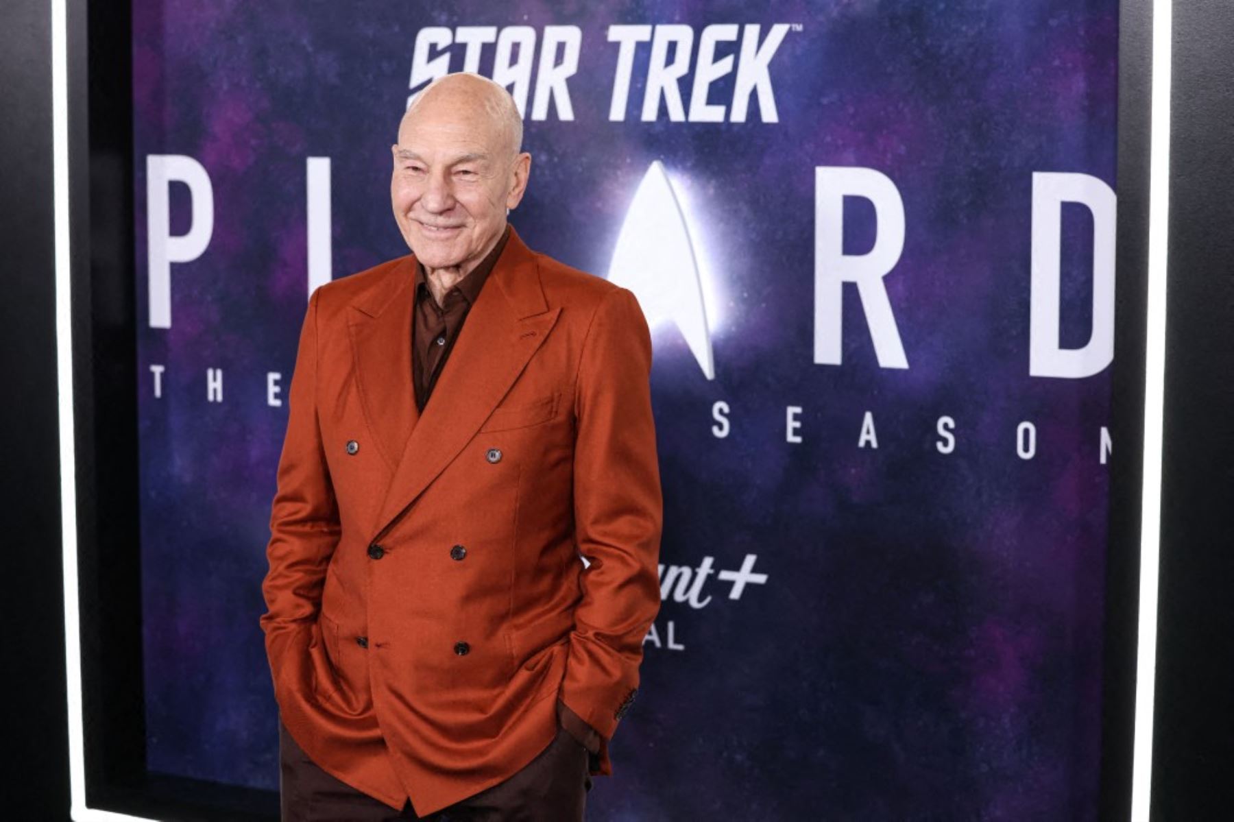 Patrick Stewart regresó al universo de "Viaje a las estrellas" con la serie "Star Trek: Picard", estrenada en 2020. La producción retomó la historia del célebre capitán de la Enterprise décadas después de sus primeras aventuras y permitió al actor volver a interpretar uno de los personajes centrales de su carrera. Foto: ANDINA/AFP.