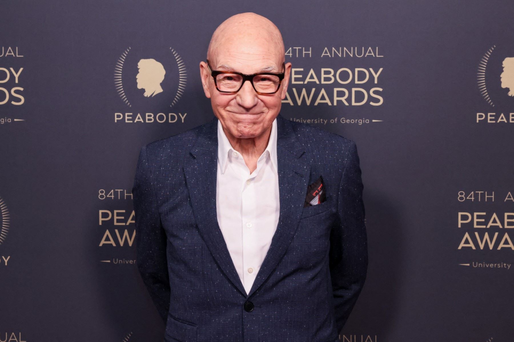 Nacido en Yorkshire, Inglaterra, Patrick Stewart inició su trayectoria artística en el teatro británico y formó parte de la prestigiosa Royal Shakespeare Company. Su experiencia en obras clásicas de William Shakespeare fue fundamental antes de alcanzar reconocimiento internacional en Hollywood. Foto: ANDINA/AFP.