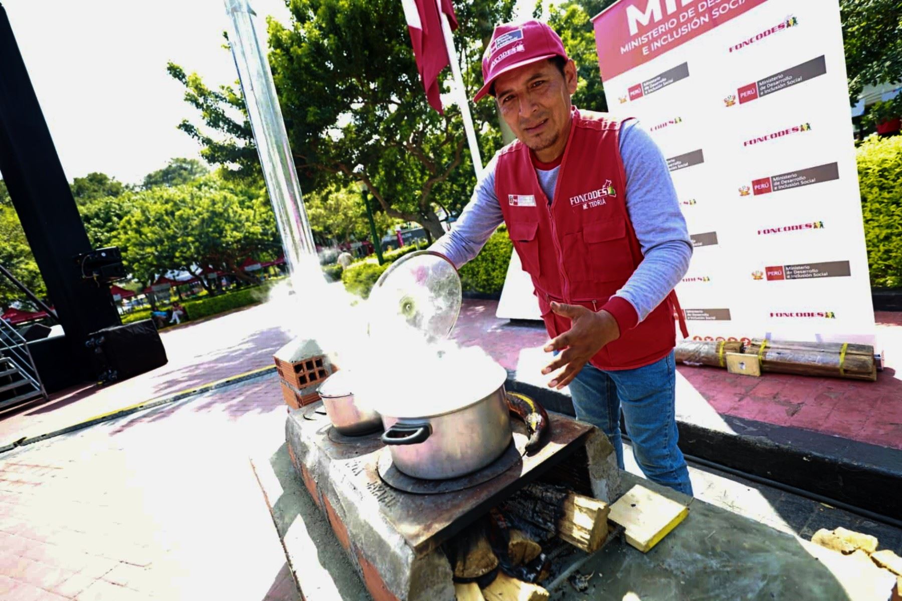 Foncodes promueve cocinas mejoradas que reducen el humo y mejoran la salud