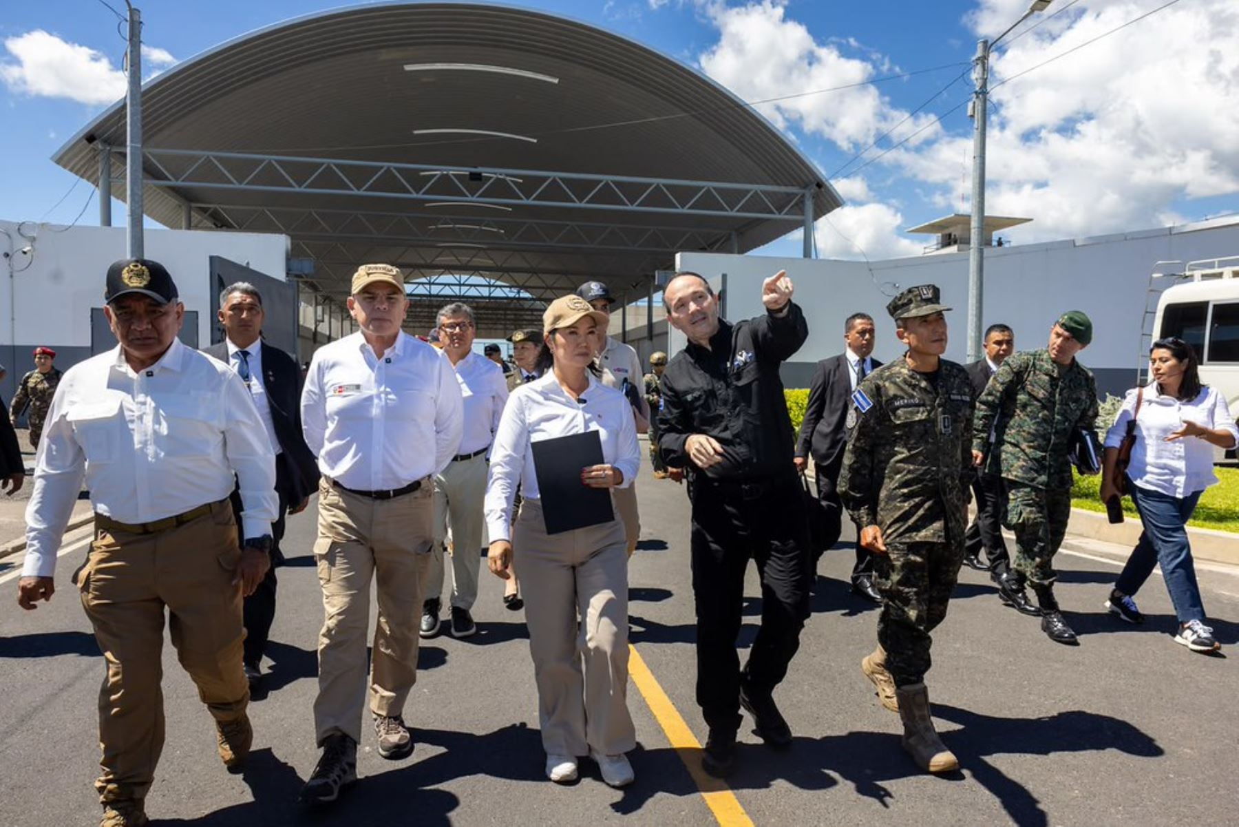 La presidenta de la República, Keiko Fujimori, visitó el Centro de Confinamiento del Terrorismo (CECOT), prisión de máxima seguridad de El Salvador, como parte de su agenda oficial orientada a fortalecer la cooperación bilateral en seguridad y lucha contra el crimen organizado. Durante el recorrido, la mandataria, acompañada por ministros peruanos, conoció el modelo penitenciario salvadoreño y los avances de ese país en materia de seguridad. Foto: ANDINA/Prensa Presidencia.
