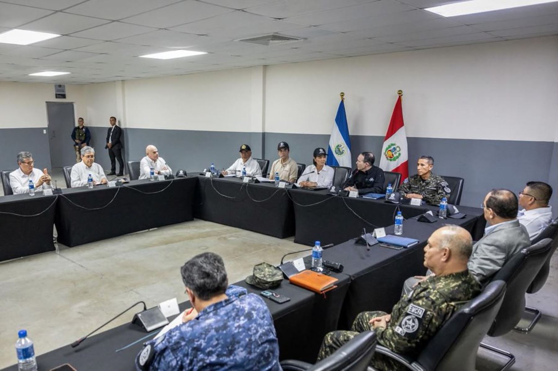 La presidenta de la República, Keiko Fujimori, visitó el Centro de Confinamiento del Terrorismo (CECOT), prisión de máxima seguridad de El Salvador, como parte de su agenda oficial orientada a fortalecer la cooperación bilateral en seguridad y lucha contra el crimen organizado. Durante el recorrido, la mandataria, acompañada por ministros peruanos, conoció el modelo penitenciario salvadoreño y los avances de ese país en materia de seguridad. Foto: ANDINA/Prensa Presidencia.