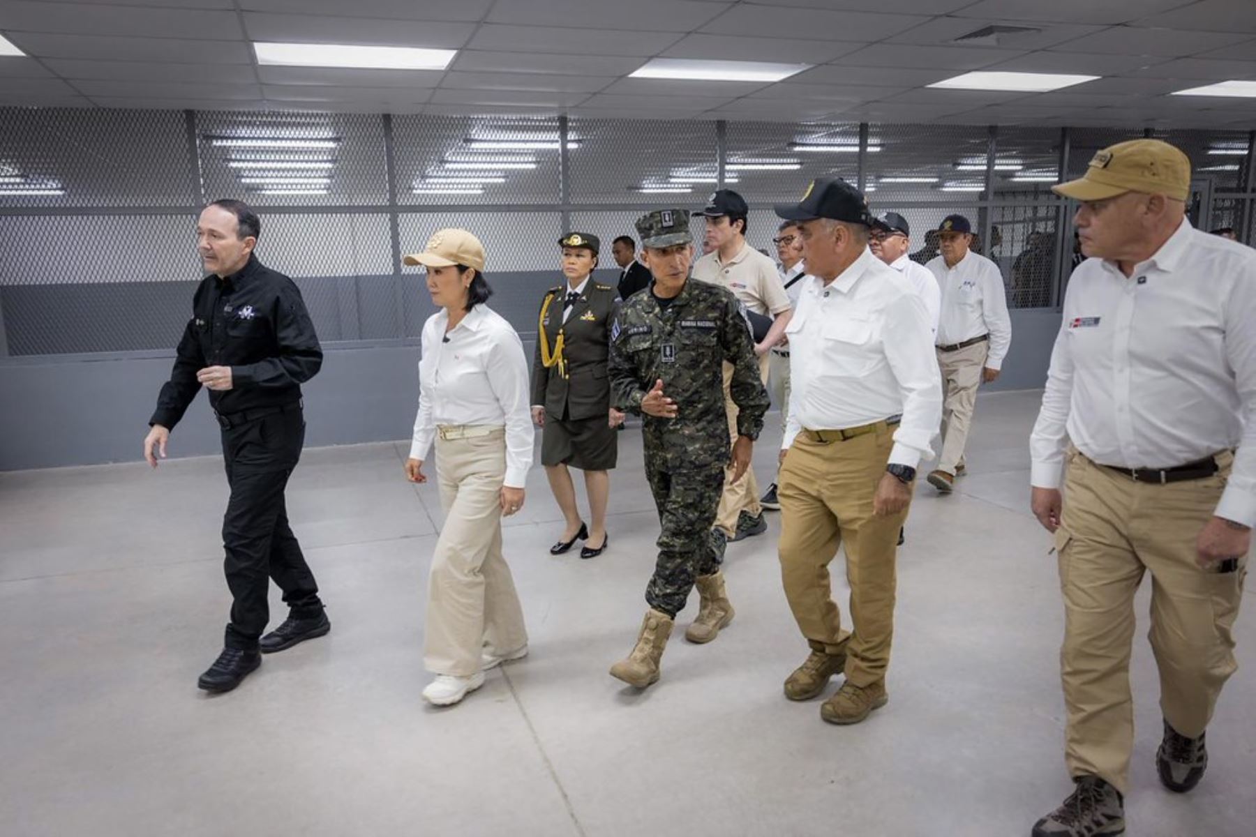 La presidenta de la República, Keiko Fujimori, visitó el Centro de Confinamiento del Terrorismo (CECOT), prisión de máxima seguridad de El Salvador, como parte de su agenda oficial orientada a fortalecer la cooperación bilateral en seguridad y lucha contra el crimen organizado. Durante el recorrido, la mandataria, acompañada por ministros peruanos, conoció el modelo penitenciario salvadoreño y los avances de ese país en materia de seguridad. Foto: ANDINA/Prensa Presidencia.