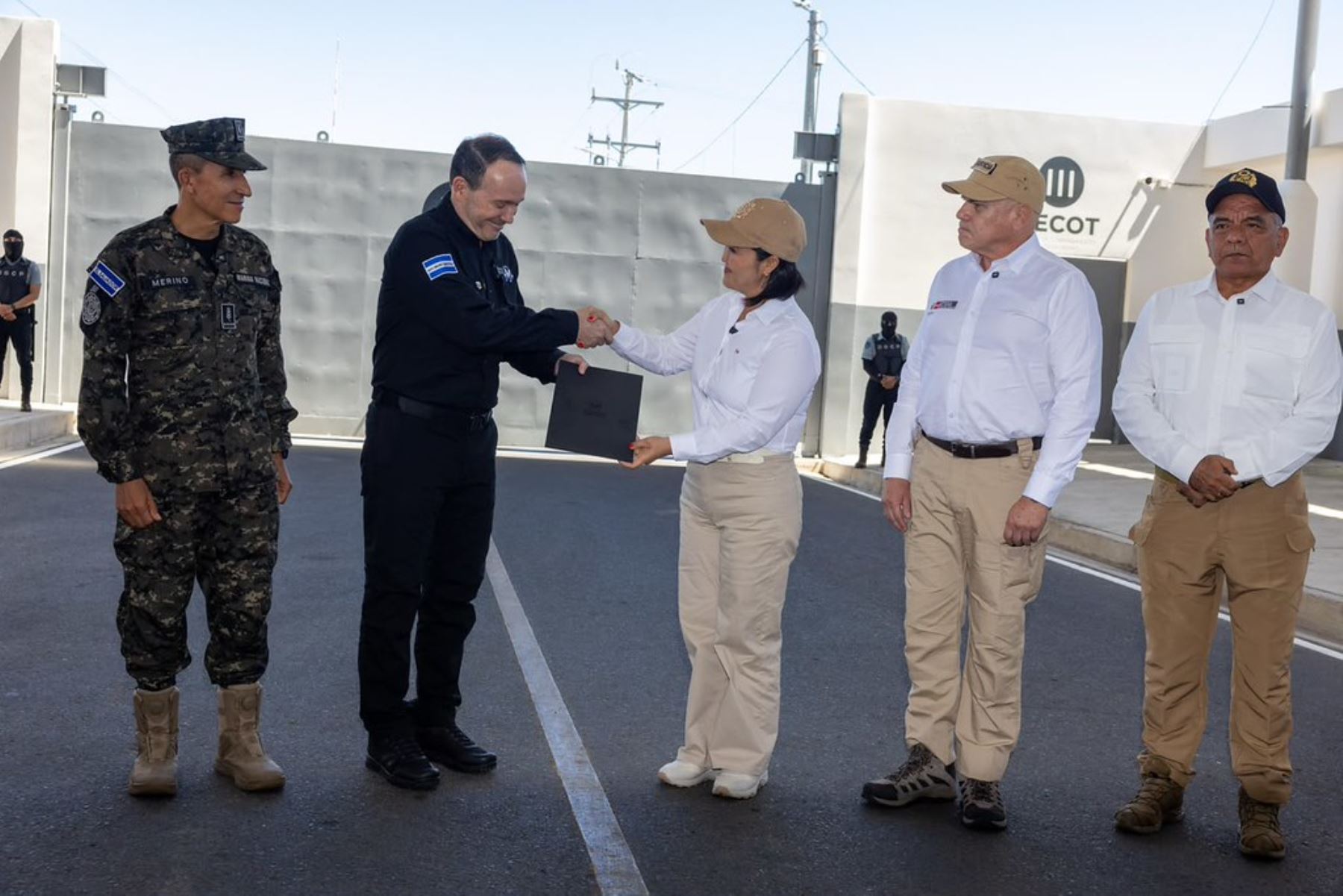 La presidenta de la República, Keiko Fujimori, visitó el Centro de Confinamiento del Terrorismo (CECOT), prisión de máxima seguridad de El Salvador, como parte de su agenda oficial orientada a fortalecer la cooperación bilateral en seguridad y lucha contra el crimen organizado. Durante el recorrido, la mandataria, acompañada por ministros peruanos, conoció el modelo penitenciario salvadoreño y los avances de ese país en materia de seguridad. Foto: ANDINA/Prensa Presidencia.