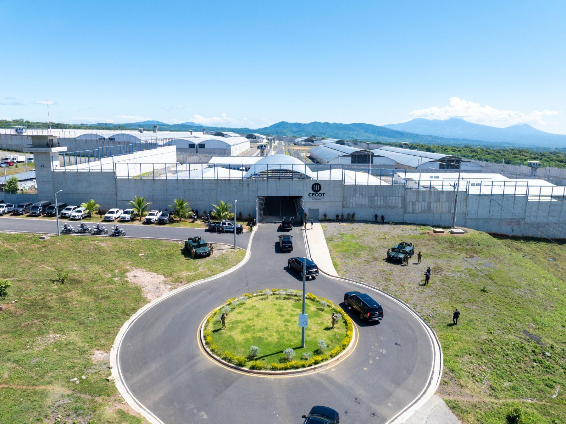 La presidenta de la República, Keiko Fujimori, visitó el Centro de Confinamiento del Terrorismo (CECOT), prisión de máxima seguridad de El Salvador, como parte de su agenda oficial orientada a fortalecer la cooperación bilateral en seguridad y lucha contra el crimen organizado. Durante el recorrido, la mandataria, acompañada por ministros peruanos, conoció el modelo penitenciario salvadoreño y los avances de ese país en materia de seguridad. Foto: ANDINA/Prensa Presidencia.