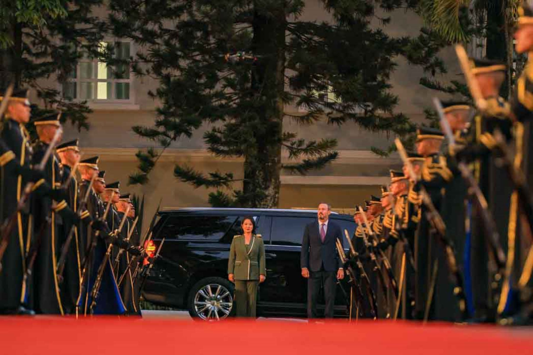 La presidenta de la República, Keiko Fujimori, se reunió con su homólogo de El Salvador, Nayib Bukele, en la Casa Presidencial de ese país, para dialogar sobre la cooperación y el fortalecimiento de las relaciones bilaterales. La mandataria peruana estuvo acompañada por los ministros de Relaciones Exteriores, Salud e Interior, en el marco de su visita oficial, que incluyó un recorrido por el Centro de Confinamiento del Terrorismo (CECOT). Foto: ANDINA/Secretaría de Prensa de la Presidencia de El Salvador.