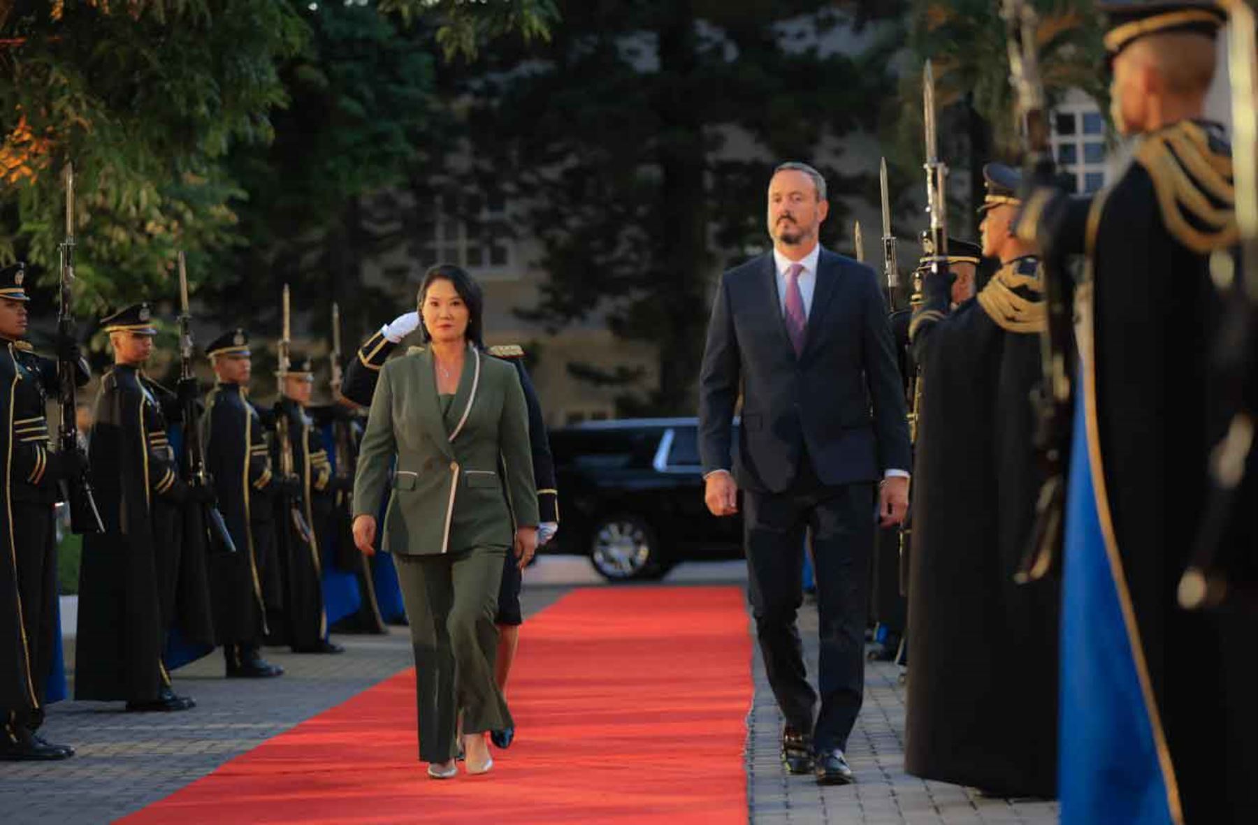 La presidenta de la República, Keiko Fujimori, se reunió con su homólogo de El Salvador, Nayib Bukele, en la Casa Presidencial de ese país, para dialogar sobre la cooperación y el fortalecimiento de las relaciones bilaterales. La mandataria peruana estuvo acompañada por los ministros de Relaciones Exteriores, Salud e Interior, en el marco de su visita oficial, que incluyó un recorrido por el Centro de Confinamiento del Terrorismo (CECOT). Foto: ANDINA/Secretaría de Prensa de la Presidencia de El Salvador.