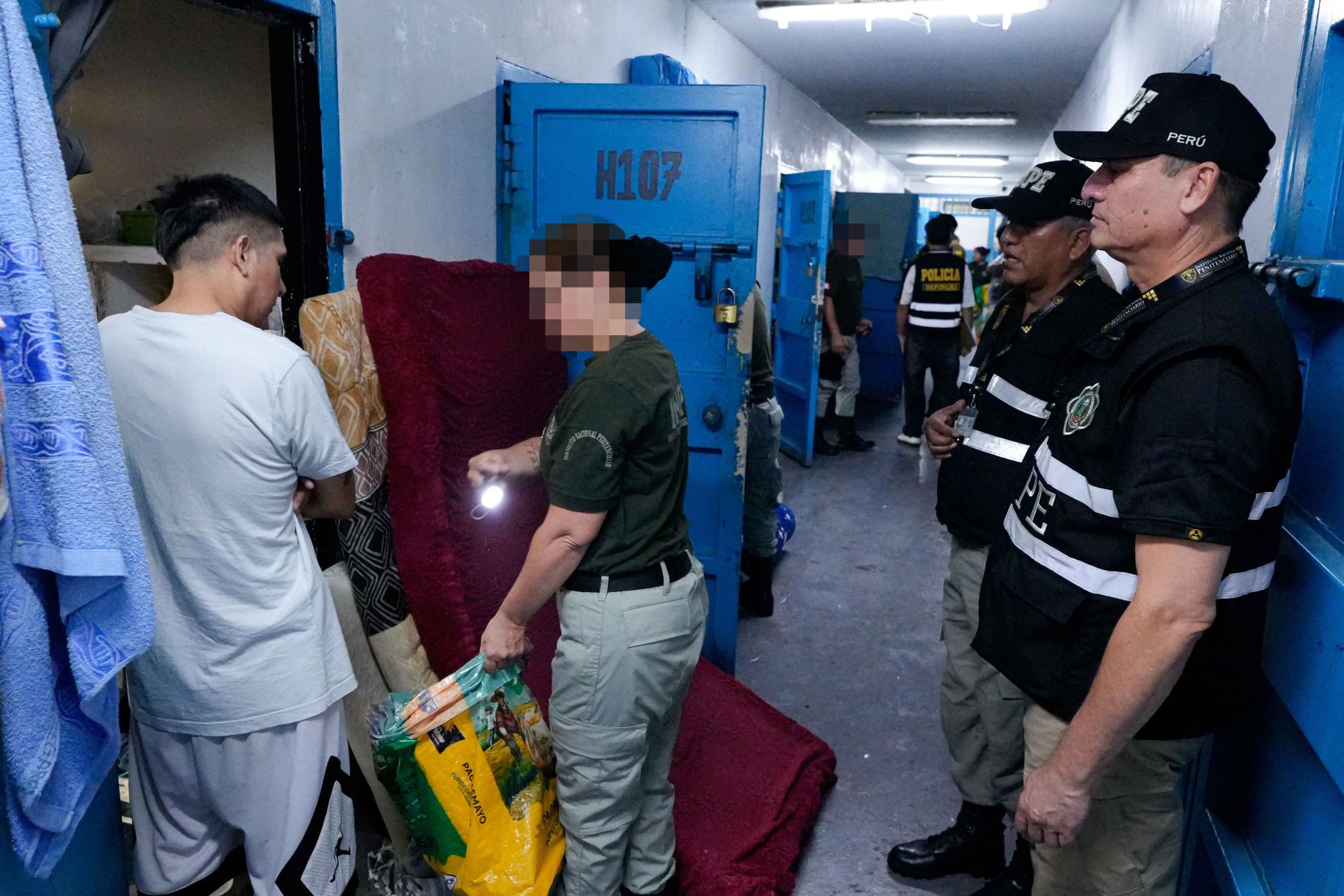 Personal del INPE y efectivos de la Policía Nacional participan en las requisas realizadas en los pabellones 4 de Ancón I y 1 de Miguel Castro Castro. Estas intervenciones forman parte de las medidas destinadas a reforzar el control interno y prevenir actividades ilícitas en los centros penitenciarios. Foto: ANDINA/Difusión.