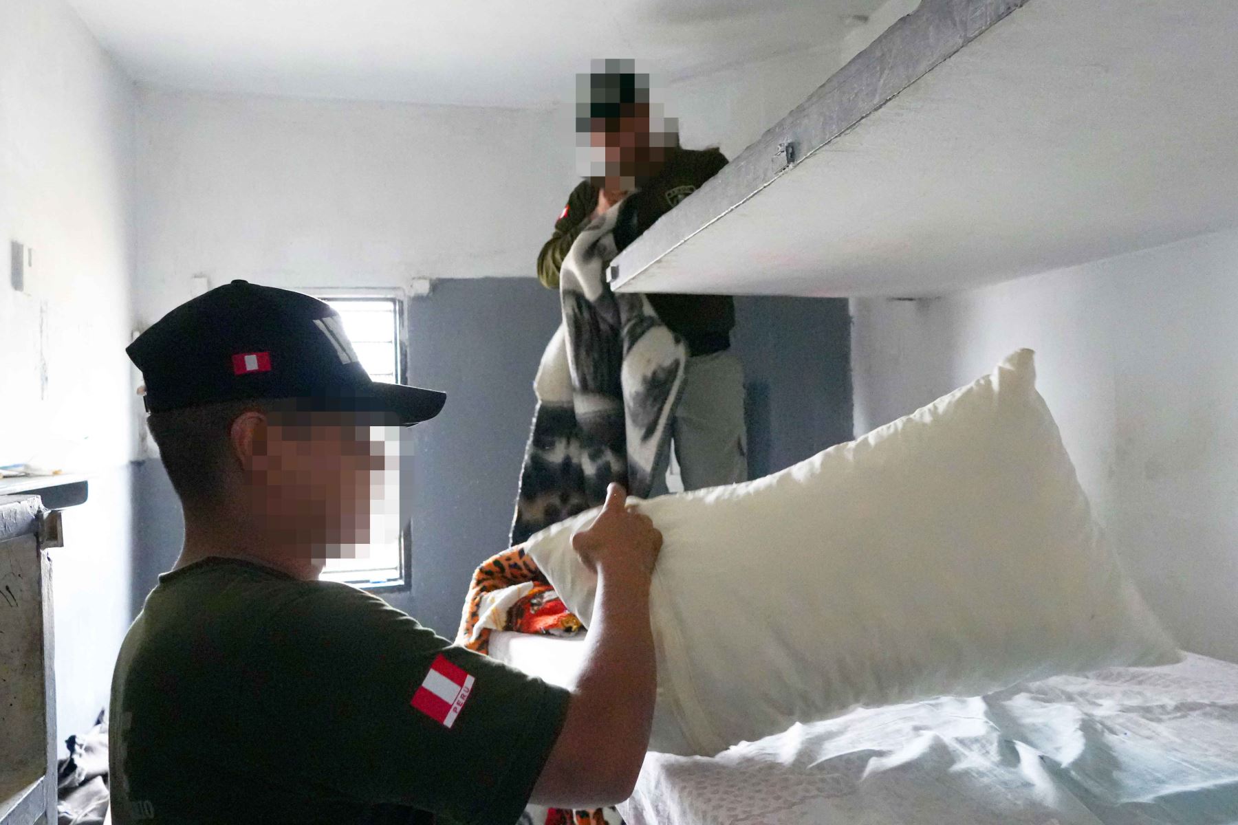 El personal encargado de las requisas inspecciona las celdas y sus instalaciones para identificar posibles escondites de objetos prohibidos. Los registros comprenden dormitorios, patios, pasadizos, servicios higiénicos y otros ambientes de los establecimientos penitenciarios intervenidos. Foto: ANDINA/Difusión.