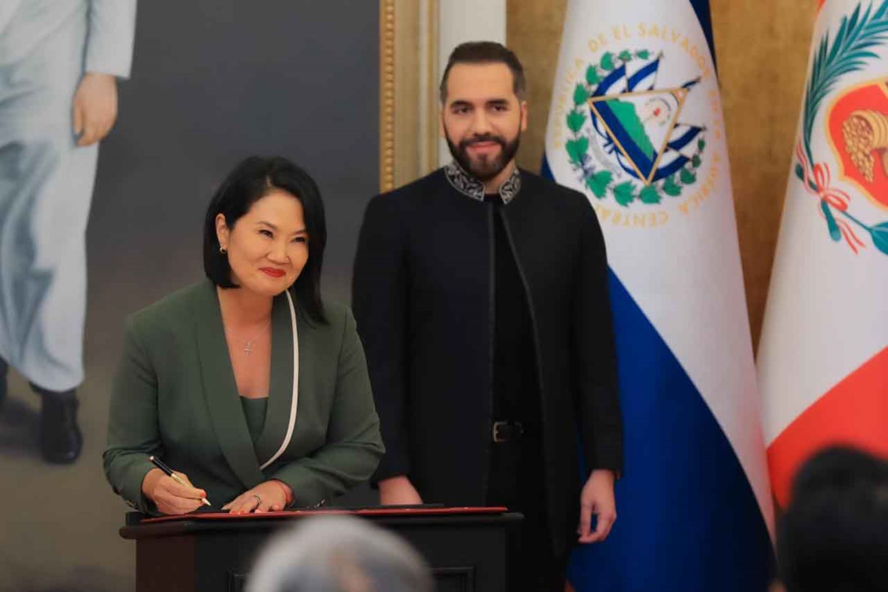 El presidente de El Salvador, Nayib Bukele, y su homóloga peruana, Keiko Fujimori, suscribieron una declaración conjunta para fortalecer la cooperación bilateral en educación, salud, seguridad y fortalecimiento institucional. El acuerdo establece espacios para intercambiar capacidades y desarrollar iniciativas de interés mutuo, con el objetivo de estrechar las relaciones entre ambos países. Foto: ANDINA/Secretaría de Prensa de la Presidencia de El Salvador.