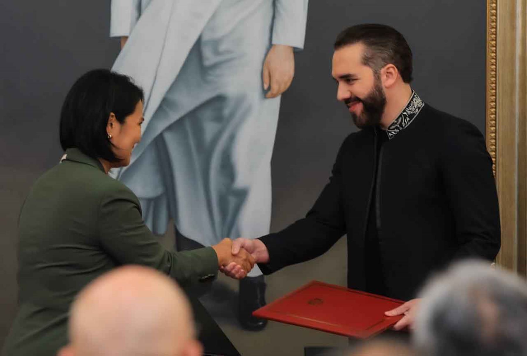 El presidente de El Salvador, Nayib Bukele, y su homóloga peruana, Keiko Fujimori, suscribieron una declaración conjunta para fortalecer la cooperación bilateral en educación, salud, seguridad y fortalecimiento institucional. El acuerdo establece espacios para intercambiar capacidades y desarrollar iniciativas de interés mutuo, con el objetivo de estrechar las relaciones entre ambos países. Foto: ANDINA/Secretaría de Prensa de la Presidencia de El Salvador.
