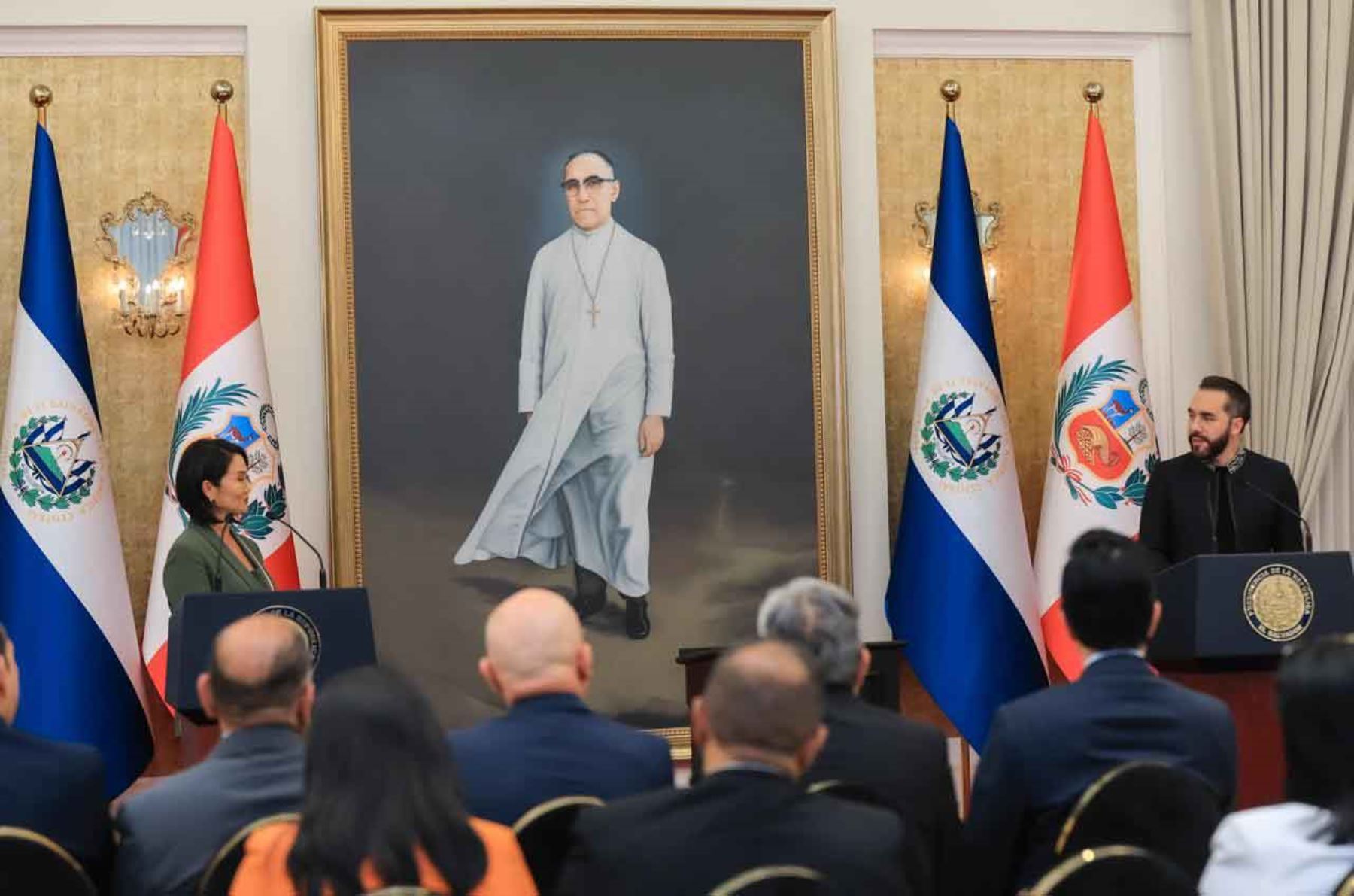 El presidente de El Salvador, Nayib Bukele, y su homóloga peruana, Keiko Fujimori, suscribieron una declaración conjunta para fortalecer la cooperación bilateral en educación, salud, seguridad y fortalecimiento institucional. El acuerdo establece espacios para intercambiar capacidades y desarrollar iniciativas de interés mutuo, con el objetivo de estrechar las relaciones entre ambos países. Foto: ANDINA/Secretaría de Prensa de la Presidencia de El Salvador.