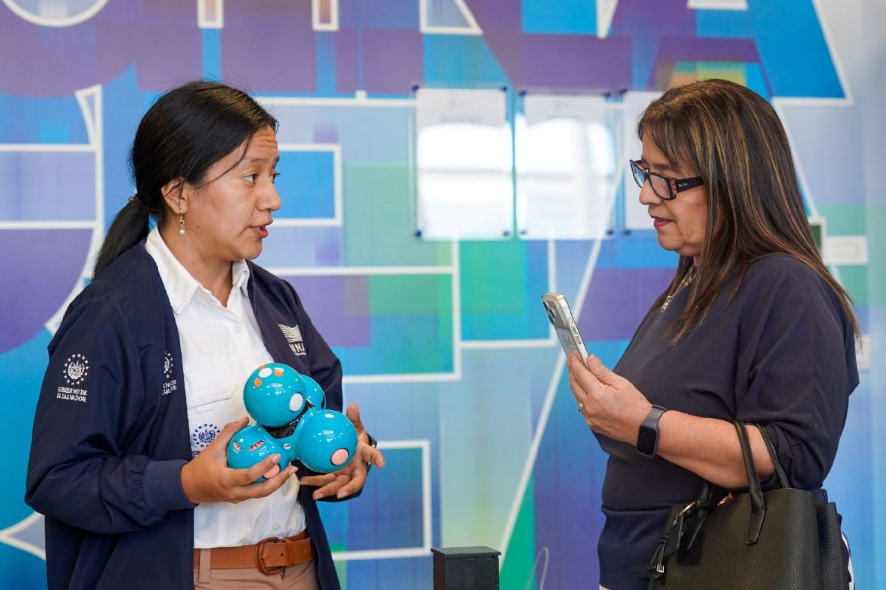 Viceministra Miriam Ponce propone traer al Perú modelo de Biblioteca 24/7 de El Salvador