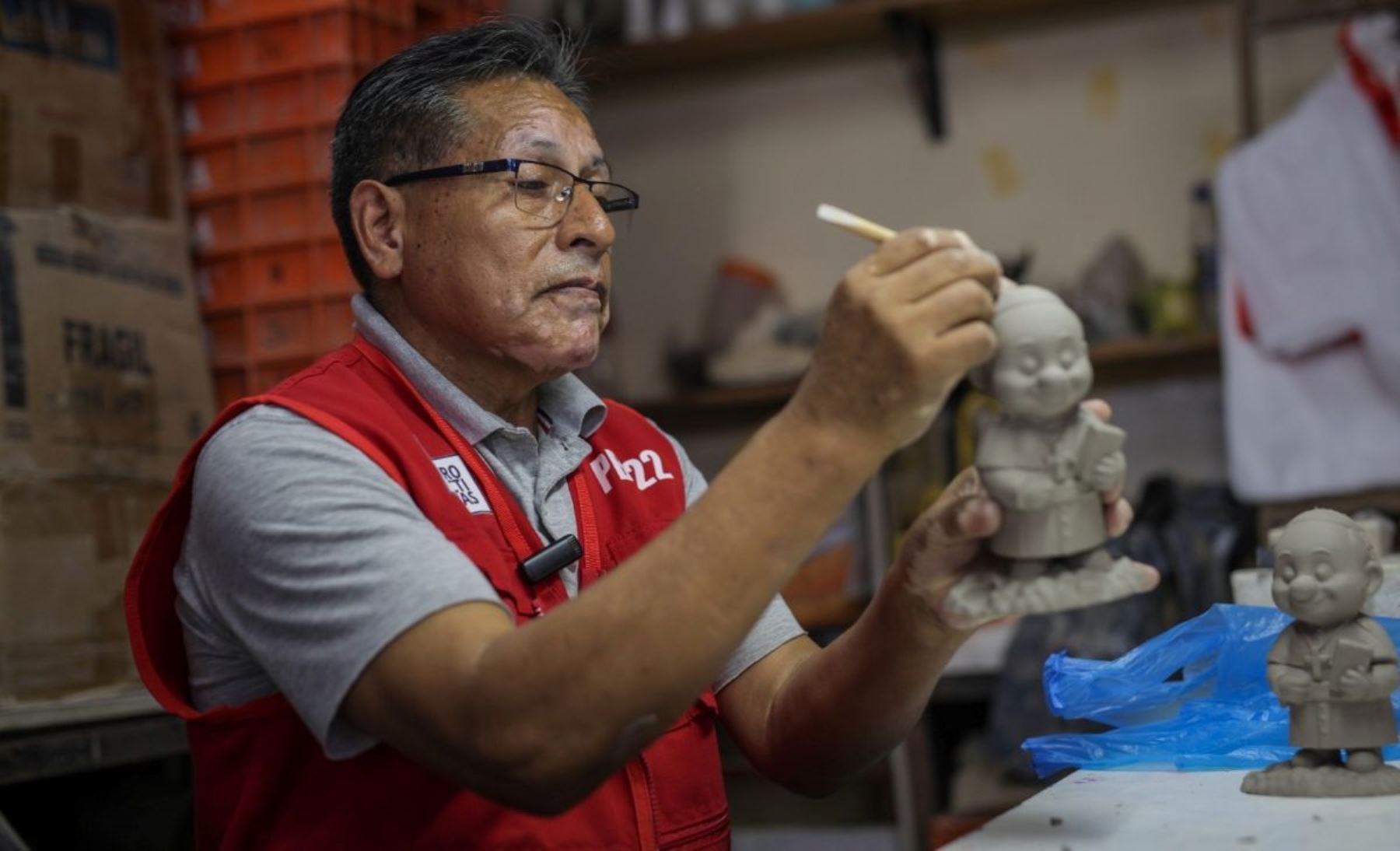 Internos del penal de Lurigancho producen más de 1200 artículos alusivos al papa León XIV