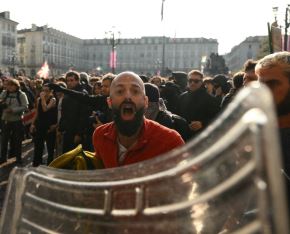 Estudiantes y trabajadores protestan en Italia bajo un fuerte despliegue de seguridad.