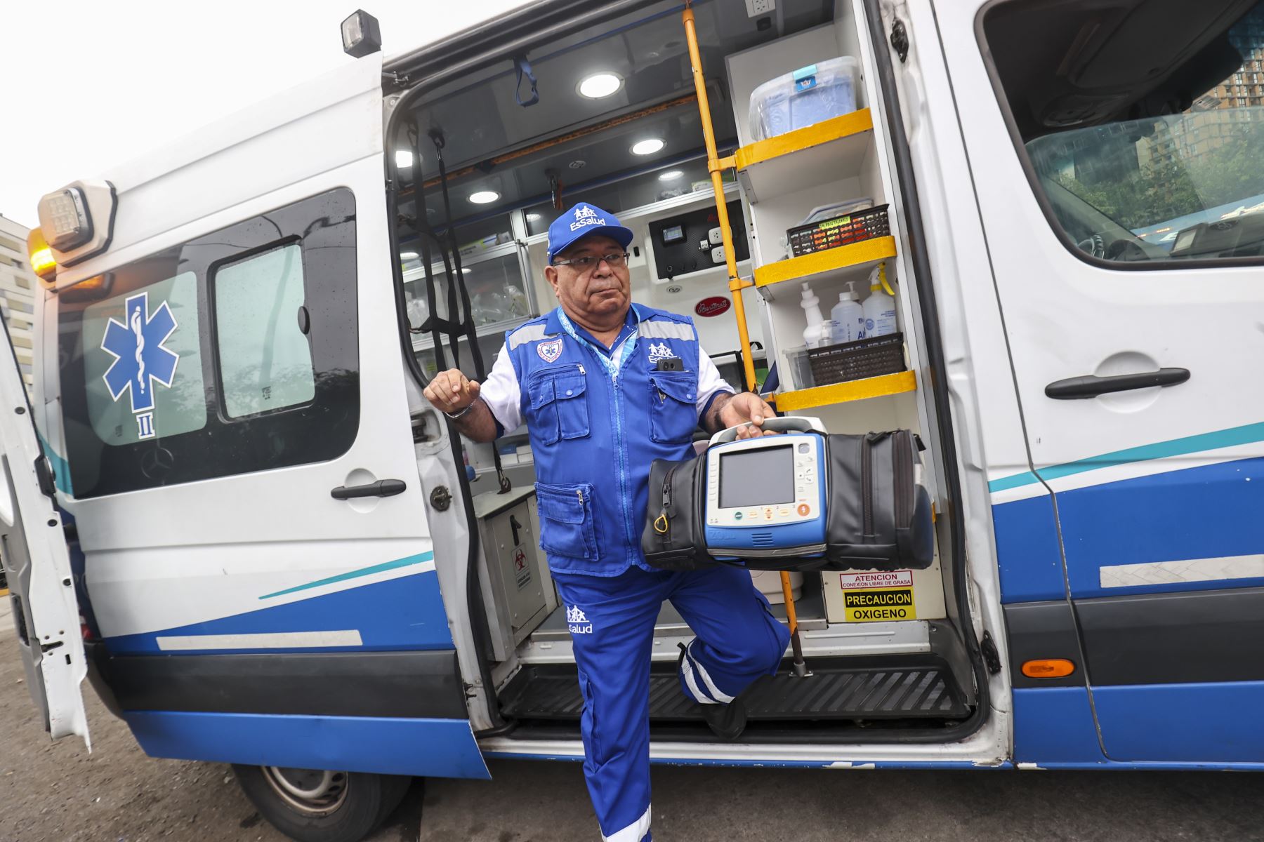 Integrantes del Escuadrón de Emergencia de EsSalud brindan recomendaciones para prevenir golpes de calor, accidentes y otras emergencias durante las concentraciones de fieles. Foto: ANDINA/ Juan Carlos Guzmán