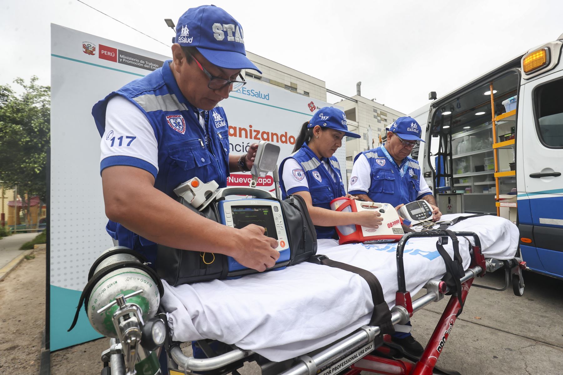 Especialistas del Seguro Social de Salud (EsSalud) presentan el «Operativo Papa León», que contempla el despliegue de ambulancias, puestos médicos y brigadas de emergencia para atender posibles contingencias durante la visita del papa León XIV. Foto: ANDINA/ Juan Carlos Guzmán