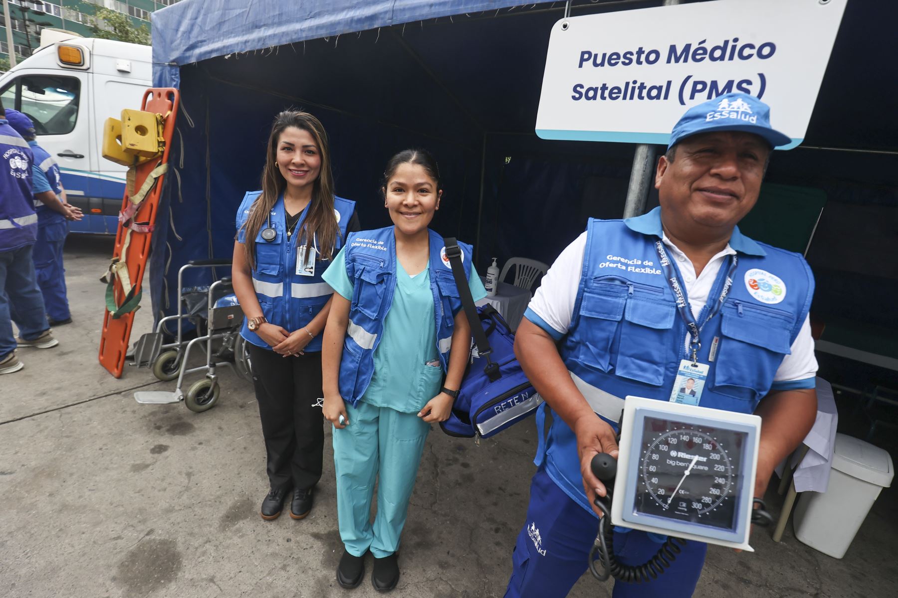 Personal del Servicio de Transporte Asistido de Emergencia (STAE) muestra el equipamiento médico de las ambulancias UCI que estarán disponibles durante las actividades programadas por la visita papal. Foto: ANDINA/ Juan Carlos Guzmán