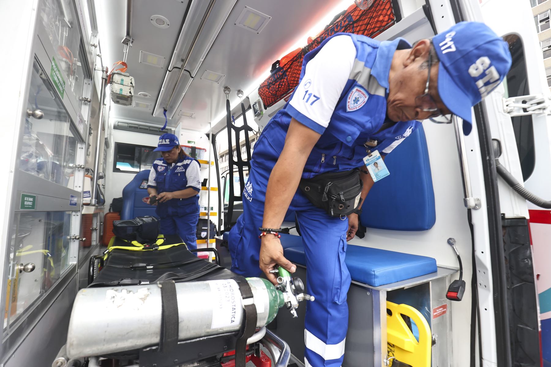 Ambulancias tipo II y tipo III, equipadas como unidades de cuidados intensivos móviles, forman parte del operativo de EsSalud para garantizar el traslado y la atención oportuna de pacientes en estado crítico. Foto: ANDINA/ Juan Carlos Guzmán
