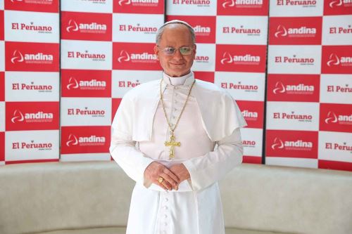Escultura hiperrealista del papa León XIV visita el programa Andina al Día