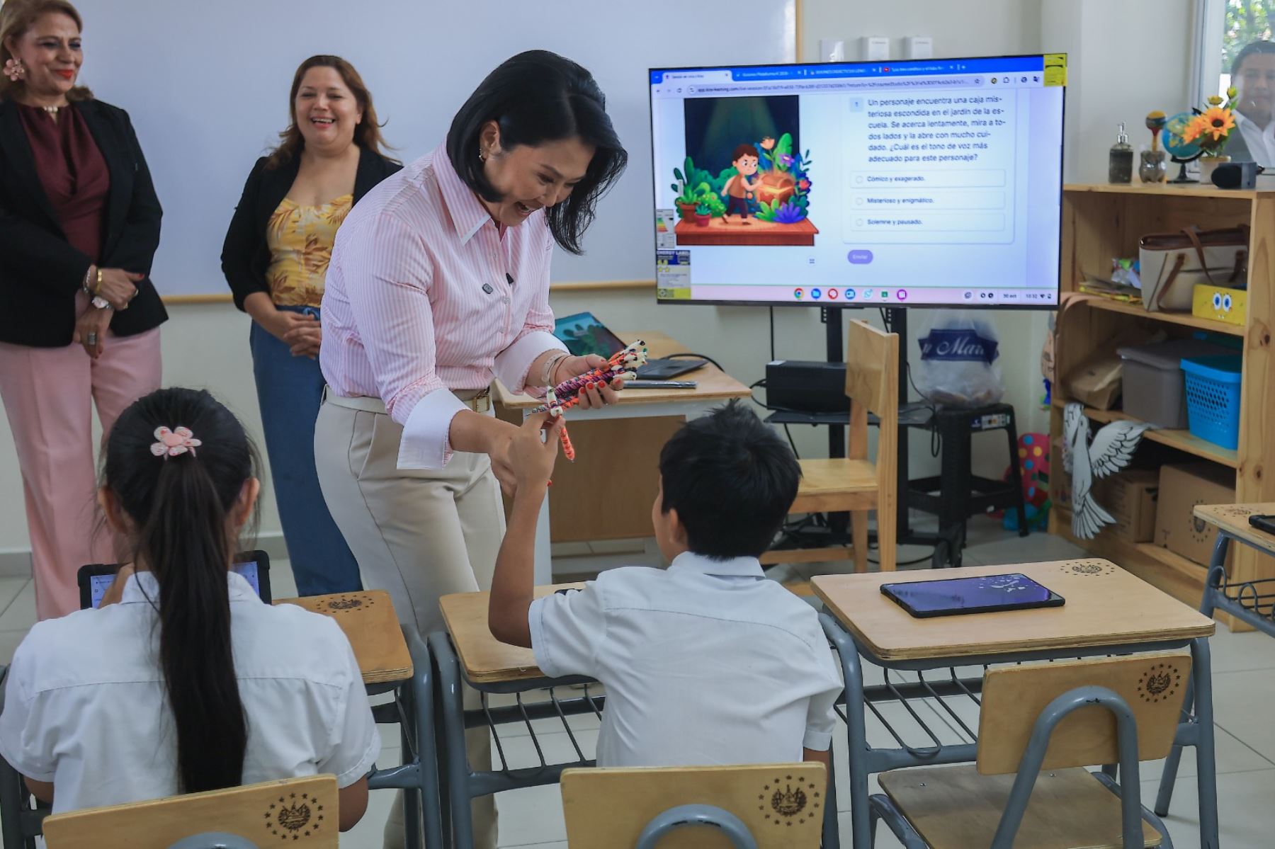 La presidenta de la república, Keiko Fujimori, visitó el Centro Escolar Marcelino García Flamenco, ubicado en la ciudad de Santa Tecla, El Salvador. Foto: ANDINA/Prensa Presidencia