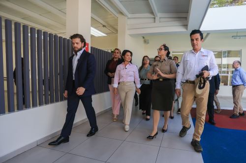 Presidenta Keiko Fujimori visita colegio emblemático en El Salvador