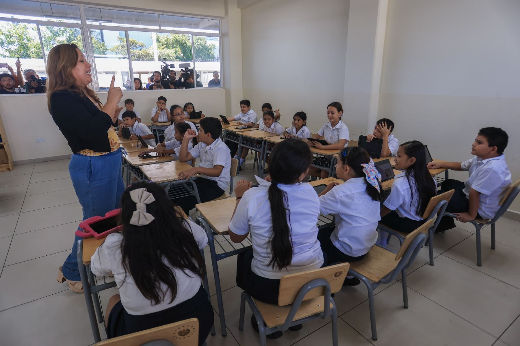La presidenta de la república, Keiko Fujimori, visitó el Centro Escolar Marcelino García Flamenco, ubicado en la ciudad de Santa Tecla, El Salvador. Foto: ANDINA/Prensa Presidencia