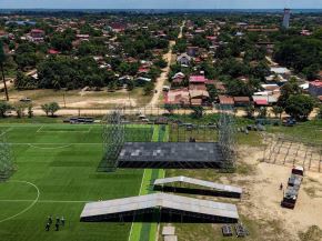 El escenario que se levanta en la Videnita contará con seis pantallas LED de seis por ocho metros, un sistema de sonido profesional y espacios destinados a los coros que participarán en la ceremonia religiosa. ANDINA/Difusión