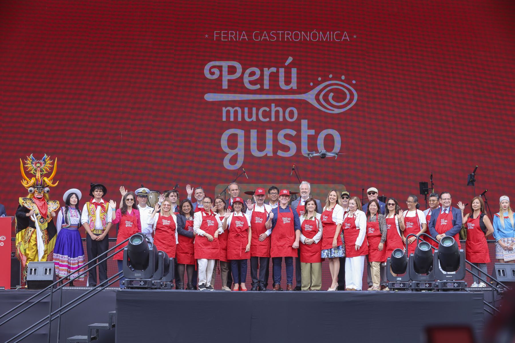 Lima - 30 octubre 2026. El ministro de Comercio Exterior y Turismo, Rogers Valencia; la presidenta ejecutiva de Promperú, Teresa Mera Gómez, y el alcalde de Magdalena del Mar, Francis Allison Oyague, inauguran la feria gastronómica Perú, Mucho Gusto, que se desarrolla del 30 de octubre al 1 de noviembre en la Costa Verde de Lima, con una variada oferta de platos típicos y productos representativos de las distintas regiones del país. Foto: ANDINA/Andrés Valle
