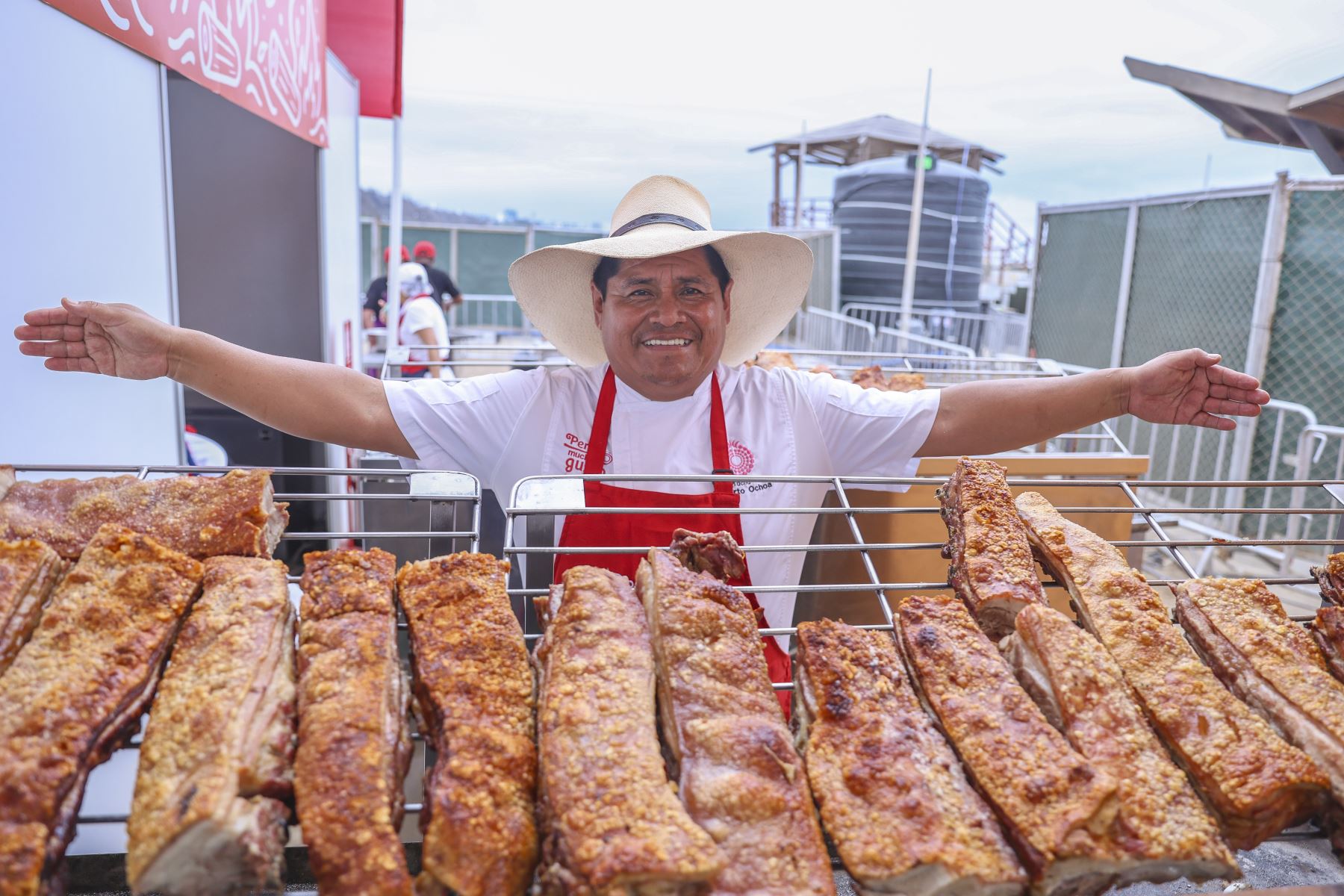 Lima - 30 octubre 2026. La feria gastronómica Perú, Mucho Gusto abre sus puertas desde hoy hasta el 1 de noviembre en la Costa Verde de Lima para recibir a miles de visitantes con una variada oferta de platos típicos, productos regionales y experiencias culinarias que destacan la riqueza y diversidad de la gastronomía peruana. Foto: ANDINA/Andrés Valle