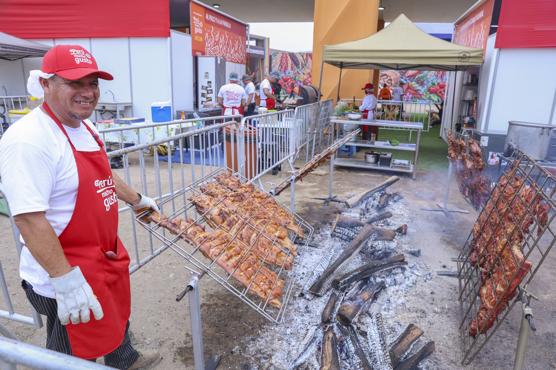 Lima - 30 octubre 2026. La feria gastronómica Perú, Mucho Gusto abre sus puertas desde hoy hasta el 1 de noviembre en la Costa Verde de Lima para recibir a miles de visitantes con una variada oferta de platos típicos, productos regionales y experiencias culinarias que destacan la riqueza y diversidad de la gastronomía peruana. Foto: ANDINA/Andrés Valle