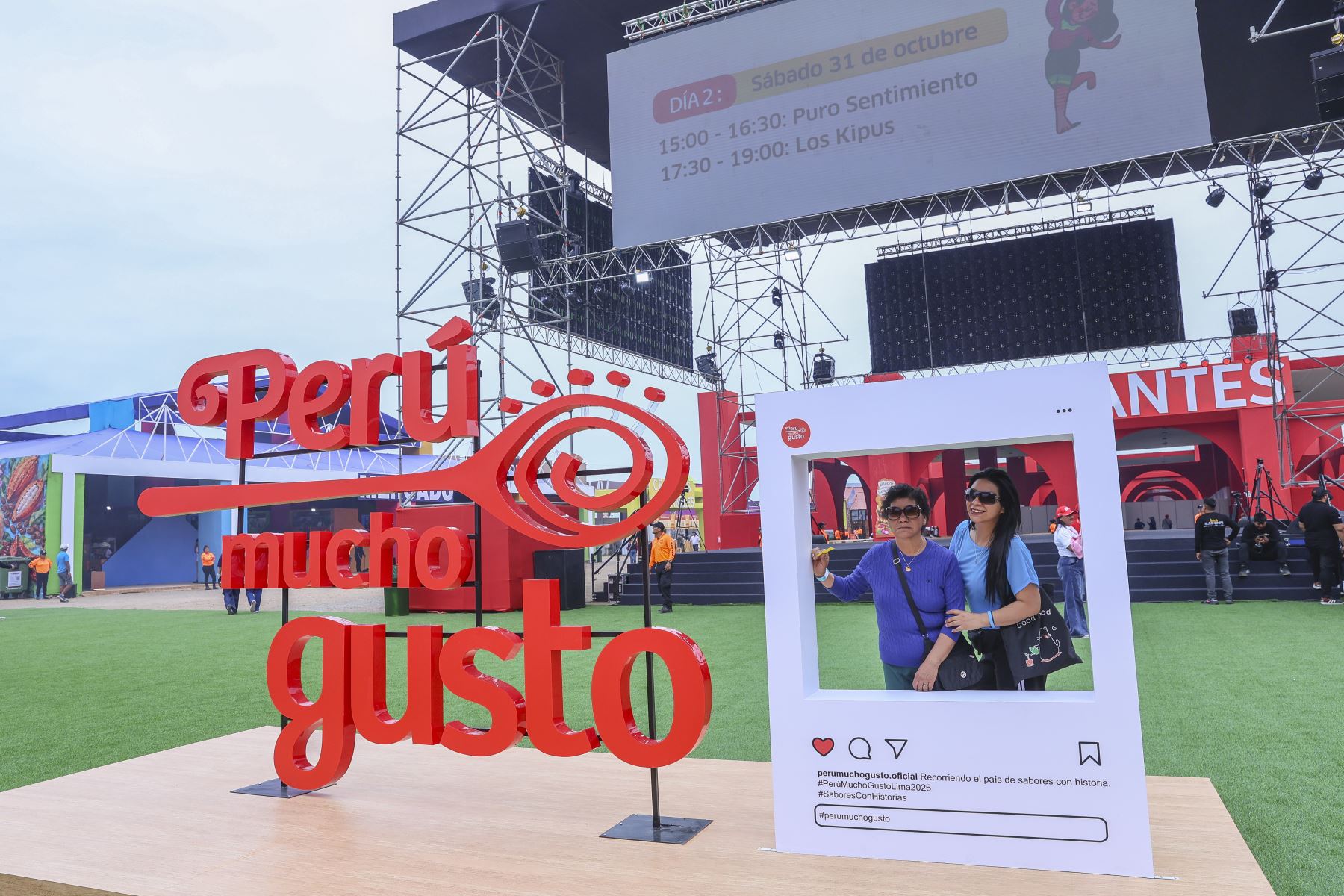 Lima - 30 octubre 2026. La feria gastronómica Perú, Mucho Gusto abre sus puertas desde hoy hasta el 1 de noviembre en la Costa Verde de Lima para recibir a miles de visitantes con una variada oferta de platos típicos, productos regionales y experiencias culinarias que destacan la riqueza y diversidad de la gastronomía peruana. Foto: ANDINA/Andrés Valle