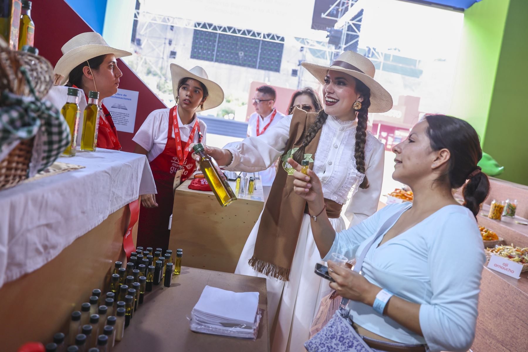 Lima - 30 octubre 2026. La feria gastronómica Perú, Mucho Gusto abre sus puertas desde hoy hasta el 1 de noviembre en la Costa Verde de Lima para recibir a miles de visitantes con una variada oferta de platos típicos, productos regionales y experiencias culinarias que destacan la riqueza y diversidad de la gastronomía peruana. Foto: ANDINA/Andrés Valle
