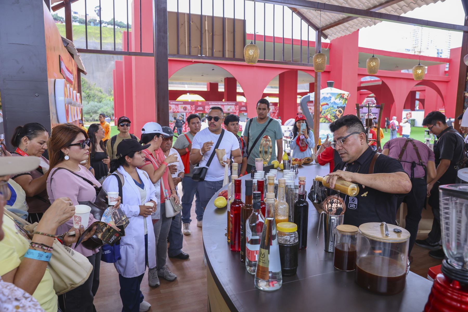 Lima - 30 octubre 2026. La feria gastronómica Perú, Mucho Gusto abre sus puertas desde hoy hasta el 1 de noviembre en la Costa Verde de Lima para recibir a miles de visitantes con una variada oferta de platos típicos, productos regionales y experiencias culinarias que destacan la riqueza y diversidad de la gastronomía peruana. Foto: ANDINA/Andrés Valle