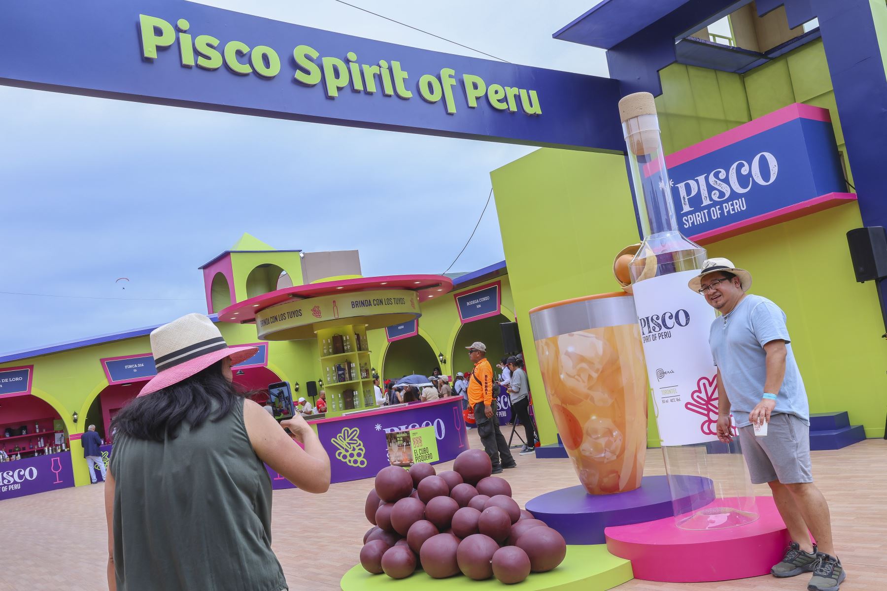 Lima - 30 octubre 2026. La feria gastronómica Perú, Mucho Gusto abre sus puertas desde hoy hasta el 1 de noviembre en la Costa Verde de Lima para recibir a miles de visitantes con una variada oferta de platos típicos, productos regionales y experiencias culinarias que destacan la riqueza y diversidad de la gastronomía peruana. Foto: ANDINA/Andrés Valle