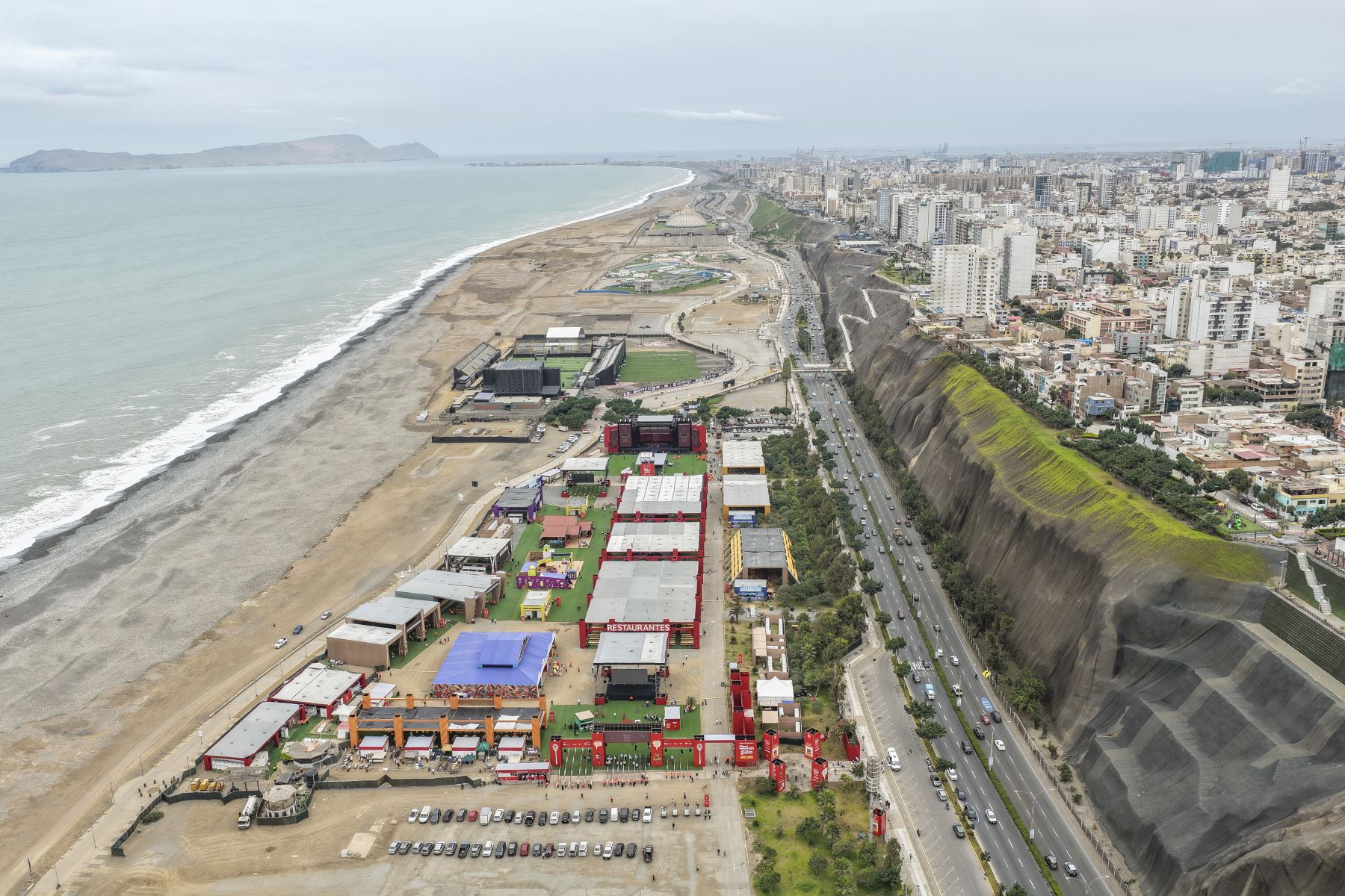 Lima - 30 octubre 2026. La feria gastronómica Perú, Mucho Gusto abre sus puertas desde hoy hasta el 1 de noviembre en la Costa Verde de Lima para recibir a miles de visitantes con una variada oferta de platos típicos, productos regionales y experiencias culinarias que destacan la riqueza y diversidad de la gastronomía peruana. Foto: ANDINA/Andrés Valle