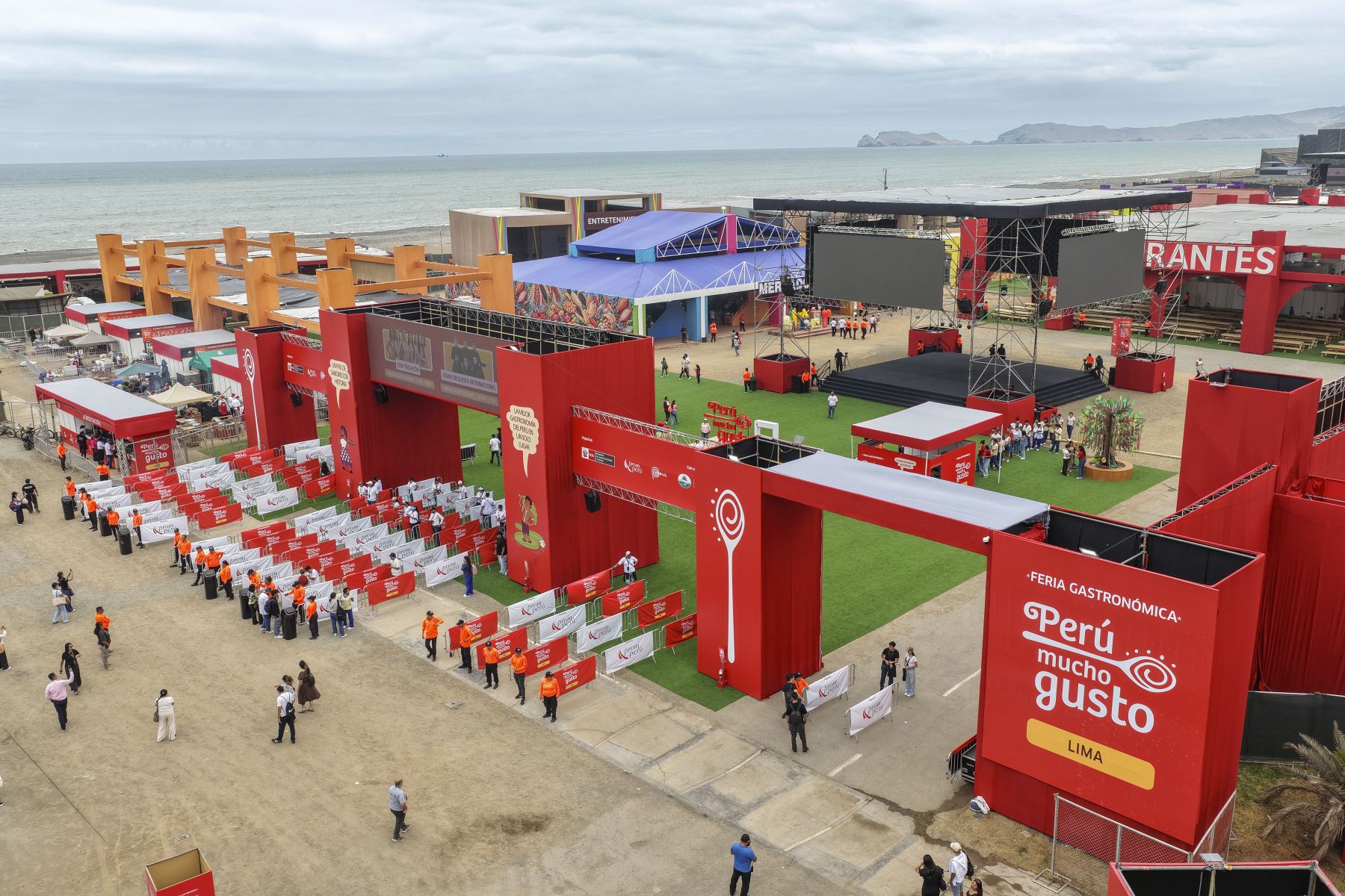 Lima - 30 octubre 2026. La feria gastronómica Perú, Mucho Gusto abre sus puertas desde hoy hasta el 1 de noviembre en la Costa Verde de Lima para recibir a miles de visitantes con una variada oferta de platos típicos, productos regionales y experiencias culinarias que destacan la riqueza y diversidad de la gastronomía peruana. Foto: ANDINA/Andrés Valle