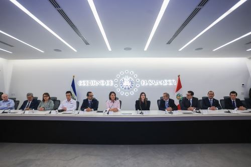Presidenta Keiko Fujimori visitó las instalaciones de la plataforma “Doctor SV” en El Salvador