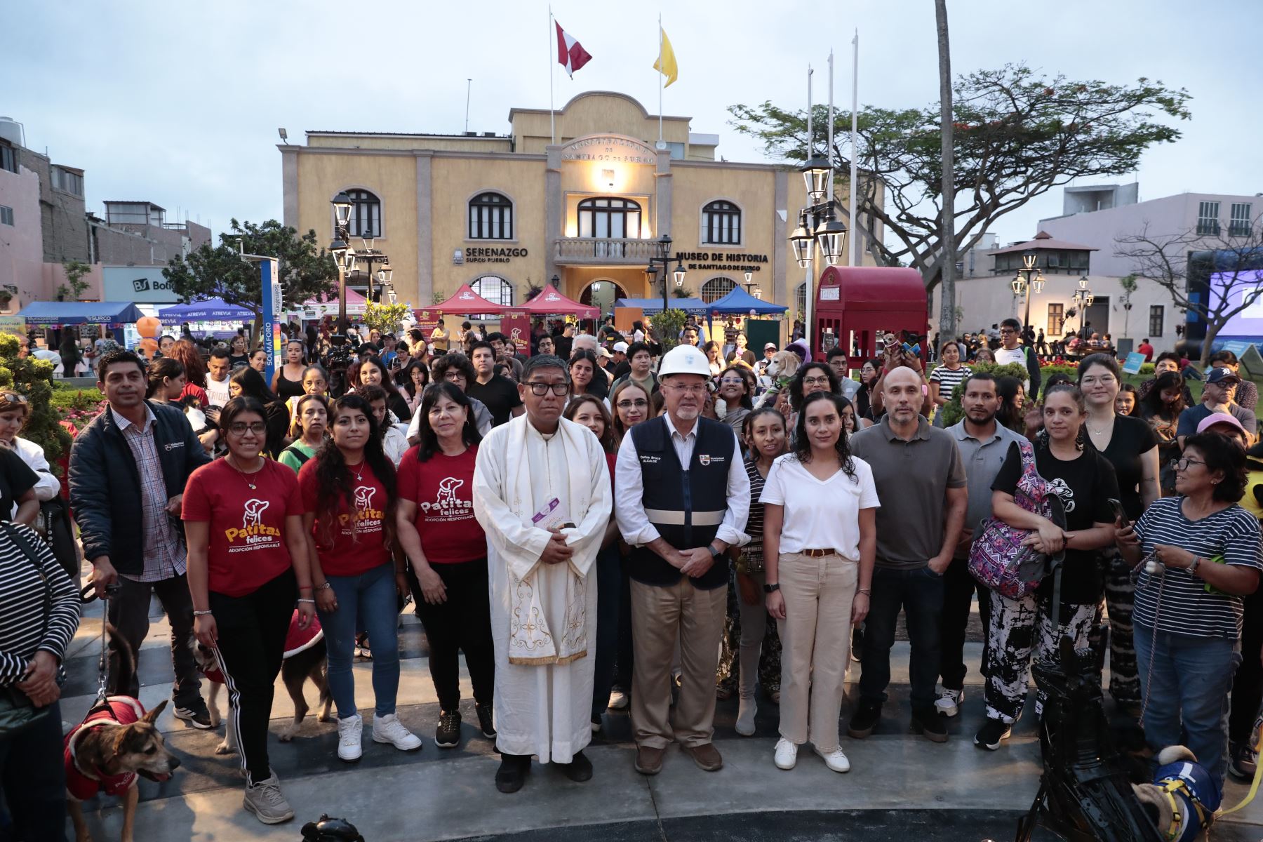El alcalde de Santiago de Surco, Jorge Bruce, participó en la ceremonia de homenaje póstumo a mascotas fallecidas en el distrito, en el marco de celebrarse el Día de las Mascotas Fallecidas, que se realizó en la plaza de Armas de Surco el viernes 30 de octubre de 2026. Foto: ANDINA/Daniel Bracamonte