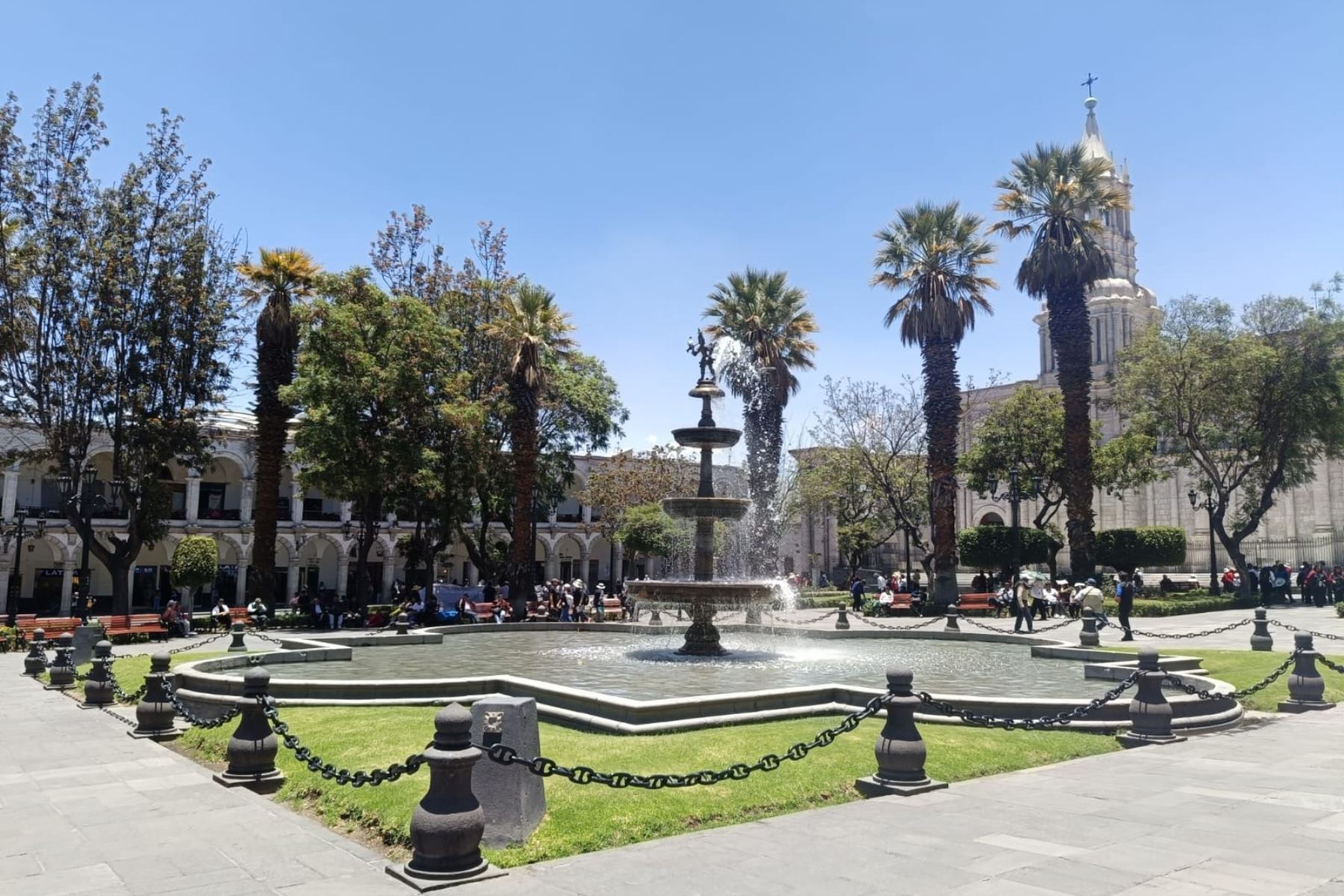 Arequipa: colocarán vallas metálicas para proteger áreas verdes de la plaza de armas
