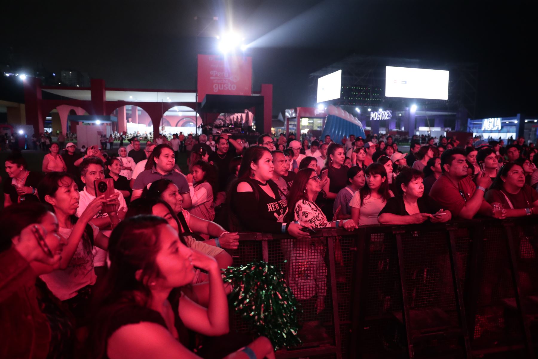 En horas de la noche, decenas de personas festejan a ritmo de música en vivo y con bebidas espirituosas la inauguración de la feria gastronómica Perú Mucho Gusto, que en su edición 2026 se realiza en la explanada de la Costa Verde de Magdalena, del viernes 30 de octubre al domingo 1 de noviembre. Foto: ANDINA/Daniel Bracamonte