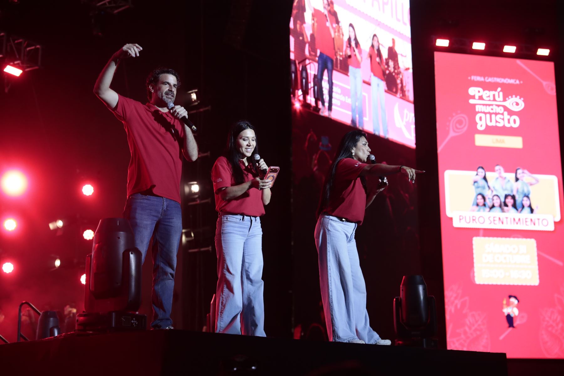 En horas de la noche, decenas de personas festejan a ritmo de música en vivo y con bebidas espirituosas la inauguración de la feria gastronómica Perú Mucho Gusto, que en su edición 2026 se realiza en la explanada de la Costa Verde de Magdalena, del viernes 30 de octubre al domingo 1 de noviembre. Foto: ANDINA/Daniel Bracamonte