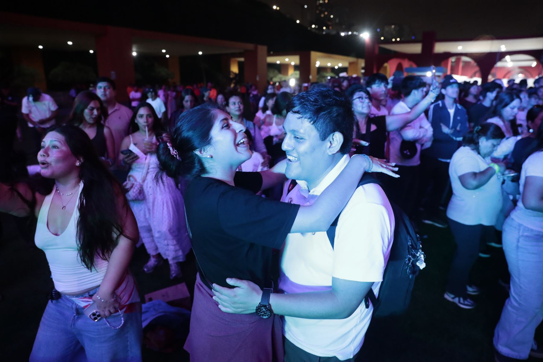 En horas de la noche, decenas de personas festejan a ritmo de música en vivo y con bebidas espirituosas la inauguración de la feria gastronómica Perú Mucho Gusto, que en su edición 2026 se realiza en la explanada de la Costa Verde de Magdalena, del viernes 30 de octubre al domingo 1 de noviembre. Foto: ANDINA/Daniel Bracamonte