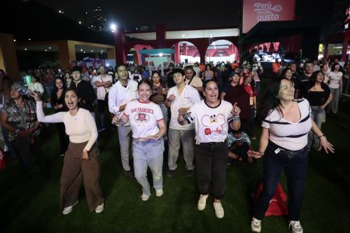 Peruanos celebran con música en vivo la inauguración de la feria Perú Mucho Gusto hasta el anochecer
